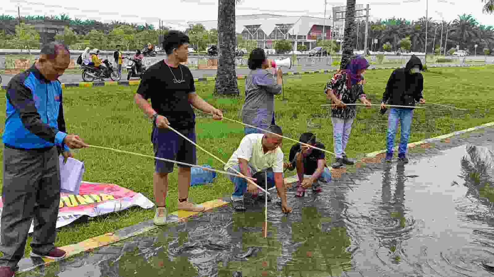 Mahasiswa dan Rakyat Demonstrasi Jilid 3 Terkait Dugaan Korupsi Pembangunan Alun-alun Sergai: Sambil Tabur Ikan Lele